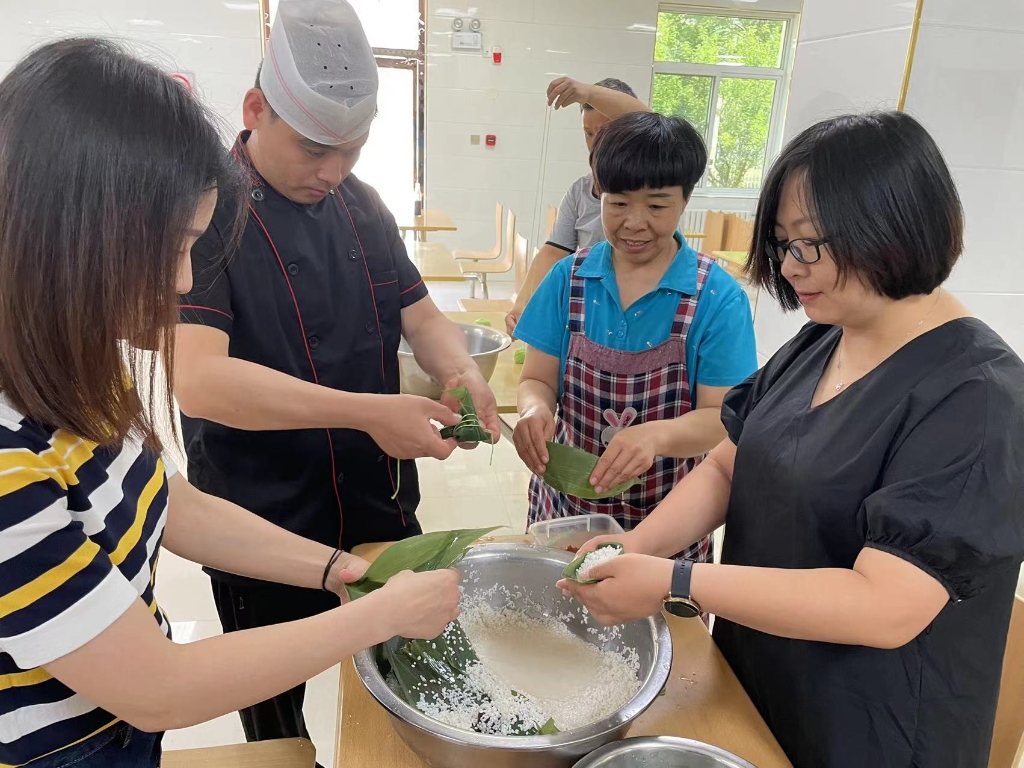 “浓情端午、粽享欢乐”—长润环保包粽子活动 