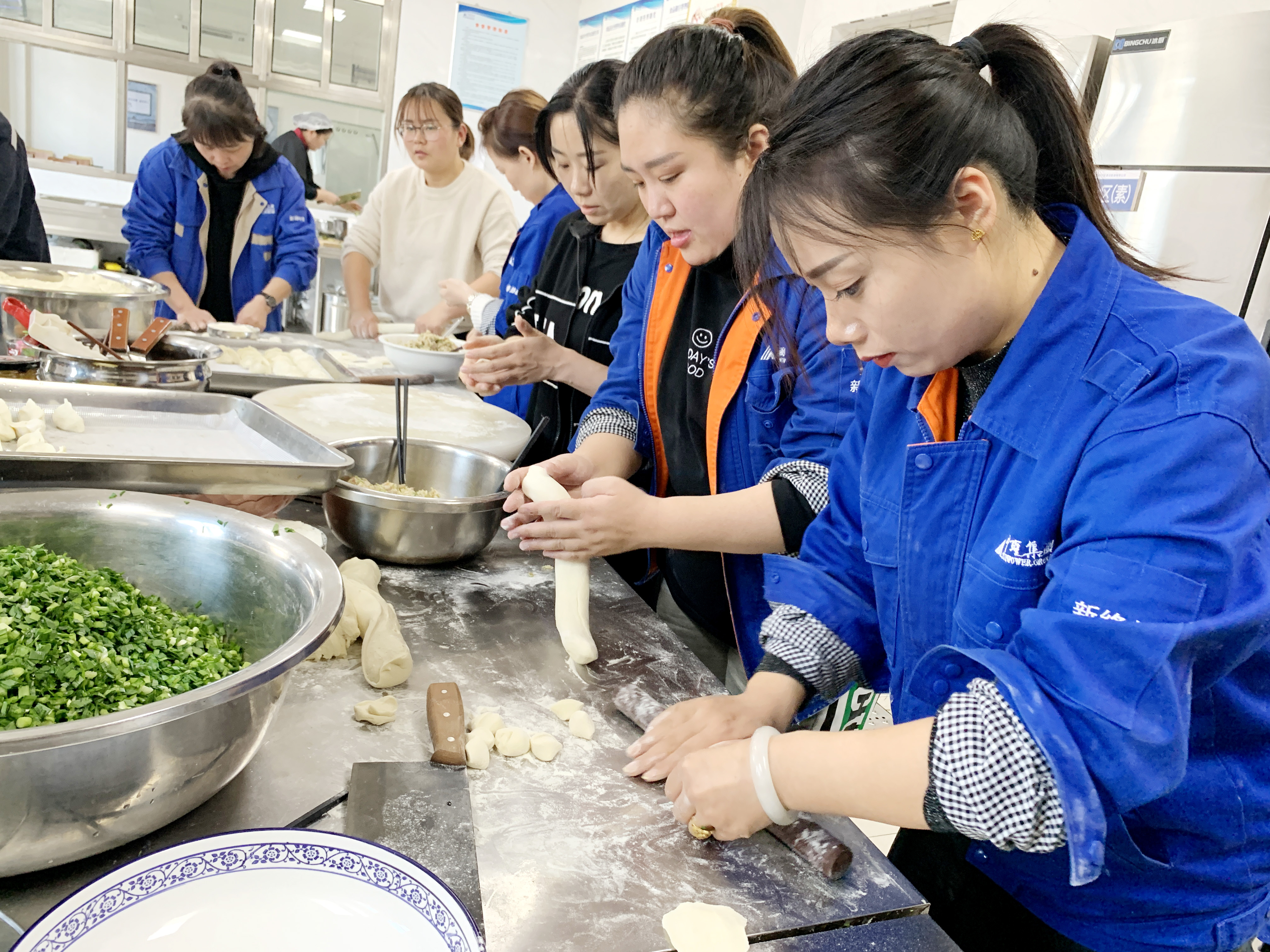 浓浓饺子香 暖暖立冬情——新绛千亿球友会开展立冬包饺子活动 